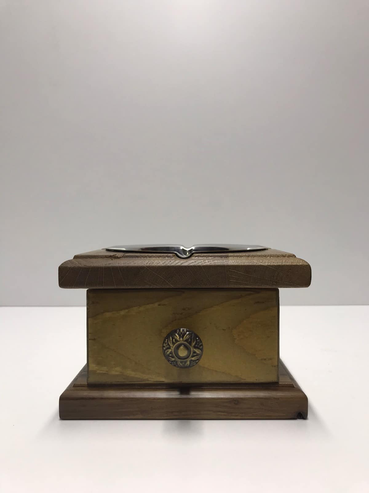 Дървен пепелник с чекмедже за цигари