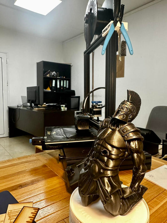 3D Фигурка „Римски воин в битка“ – металик ефект